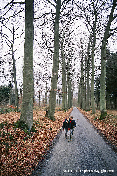 Enfants dans les bois - children in the woods